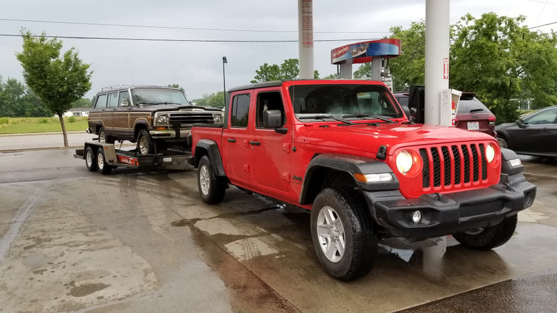 Illustration for article titled What It Was Like Towing a Free Jeep Grand Wagoneer With the 2020 Jeep Gladiator